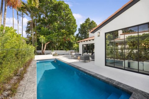 House in Coral Gables, Florida 4 bedrooms, 315.22 sq.m. № 1890196 - photo 24