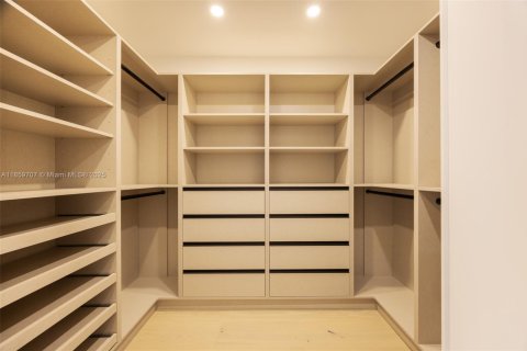 House in Coral Gables, Florida 4 bedrooms, 315.22 sq.m. № 1890196 - photo 22
