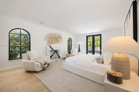 House in Coral Gables, Florida 4 bedrooms, 315.22 sq.m. № 1890196 - photo 23