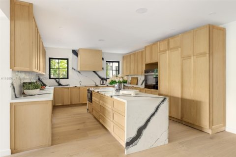 House in Coral Gables, Florida 4 bedrooms, 315.22 sq.m. № 1890196 - photo 5