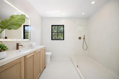 House in Coral Gables, Florida 4 bedrooms, 315.22 sq.m. № 1890196 - photo 28