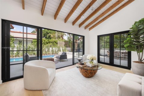 House in Coral Gables, Florida 4 bedrooms, 315.22 sq.m. № 1890196 - photo 9