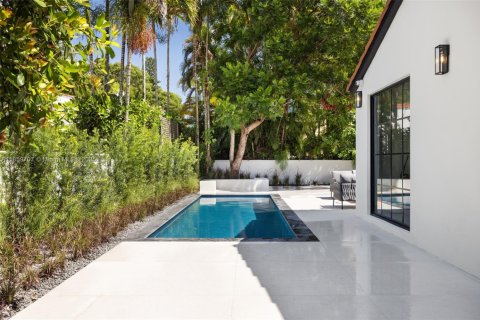 House in Coral Gables, Florida 4 bedrooms, 315.22 sq.m. № 1890196 - photo 16