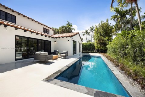 House in Coral Gables, Florida 4 bedrooms, 315.22 sq.m. № 1890196 - photo 14