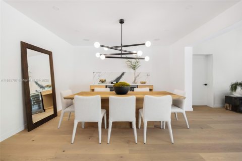 House in Coral Gables, Florida 4 bedrooms, 315.22 sq.m. № 1890196 - photo 6