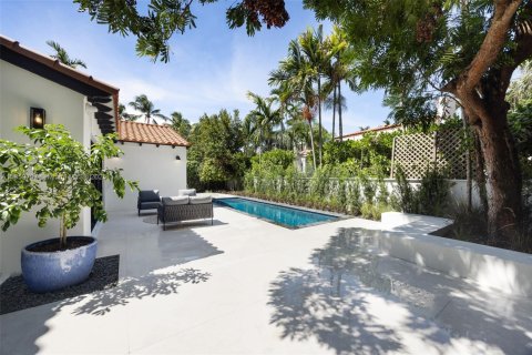 House in Coral Gables, Florida 4 bedrooms, 315.22 sq.m. № 1890196 - photo 17