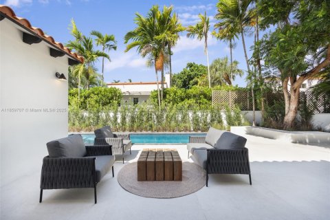 House in Coral Gables, Florida 4 bedrooms, 315.22 sq.m. № 1890196 - photo 15