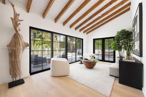 House in Coral Gables, Florida 4 bedrooms, 315.22 sq.m. № 1890196 - photo 7