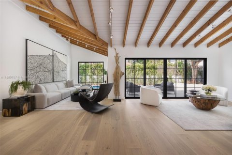 House in Coral Gables, Florida 4 bedrooms, 315.22 sq.m. № 1890196 - photo 13
