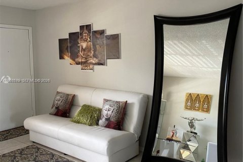 Condominio en alquiler en Pembroke Pines, Florida, 1 dormitorio, 75.34 m2 № 2009053 - foto 4