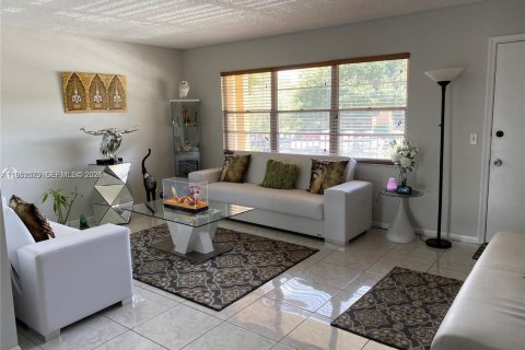 Condominio en alquiler en Pembroke Pines, Florida, 1 dormitorio, 75.34 m2 № 2009053 - foto 2