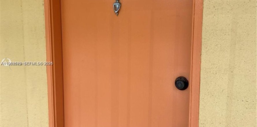 Condominio en Pembroke Pines, Florida, 1 dormitorio  № 2009053