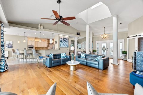 House in Tarpon Springs, Florida 4 bedrooms, 329.43 sq.m. № 1649397 - photo 9