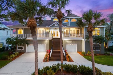 House in Tarpon Springs, Florida 4 bedrooms, 329.43 sq.m. № 1649397 - photo 1