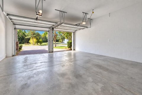 House in Windermere, Florida 4 bedrooms, 248.98 sq.m. № 2395646 - photo 30