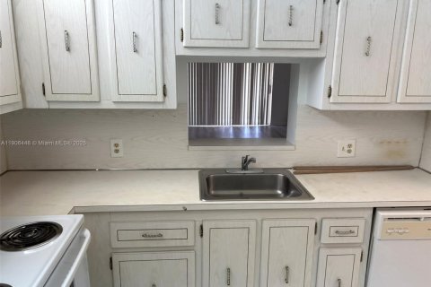 Condo in North Miami, Florida, 2 bedrooms  № 1957076 - photo 10