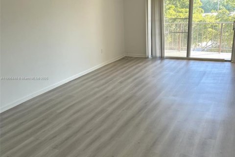 Condo in North Miami, Florida, 2 bedrooms  № 1957076 - photo 6