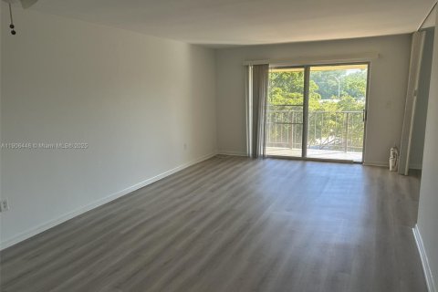 Condo in North Miami, Florida, 2 bedrooms  № 1957076 - photo 7
