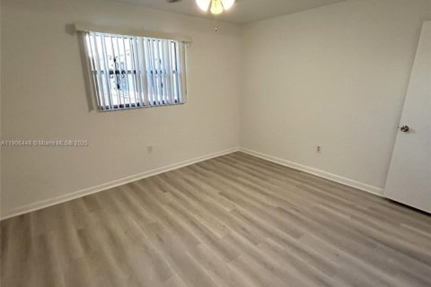 Condo in North Miami, Florida, 2 bedrooms  № 1957076 - photo 11