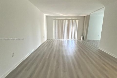 Condo in North Miami, Florida, 2 bedrooms  № 1957076 - photo 3