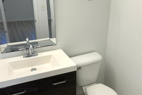 Condo in North Miami, Florida, 2 bedrooms  № 1957076 - photo 17