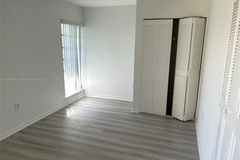 Condo in North Miami, Florida, 2 bedrooms  № 1957076 - photo 16