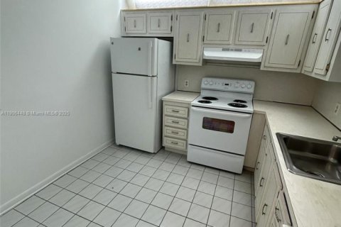Condo in North Miami, Florida, 2 bedrooms  № 1957076 - photo 8