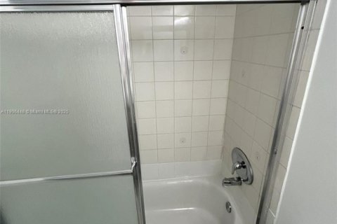 Condo in North Miami, Florida, 2 bedrooms  № 1957076 - photo 15
