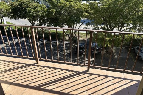 Condo in North Miami, Florida, 2 bedrooms  № 1957076 - photo 5