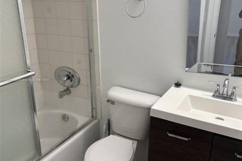 Condo in North Miami, Florida, 2 bedrooms  № 1957076 - photo 13