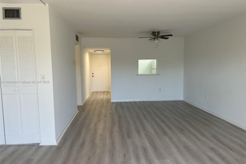 Condo in North Miami, Florida, 2 bedrooms  № 1957076 - photo 4