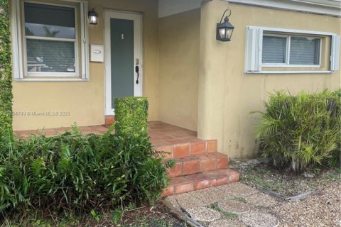 Casa en venta en Miami, Florida, 3 dormitorios, 86.4 m2 № 1951435 - foto 2