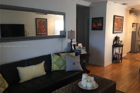 Casa en venta en Miami, Florida, 3 dormitorios, 86.4 m2 № 1951435 - foto 3