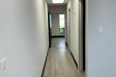 Commercial property in Lake Worth, Florida № 2176975 - photo 17