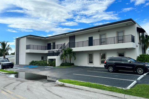 Commercial property in Lake Worth, Florida № 2176975 - photo 2