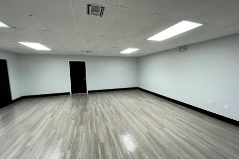 Commercial property in Lake Worth, Florida № 2176975 - photo 23