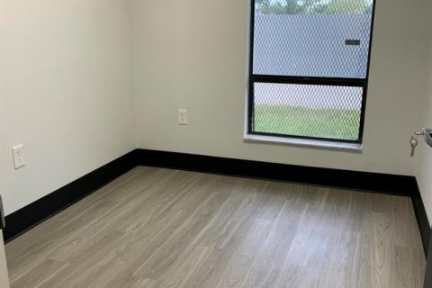 Commercial property in Lake Worth, Florida № 2176975 - photo 11