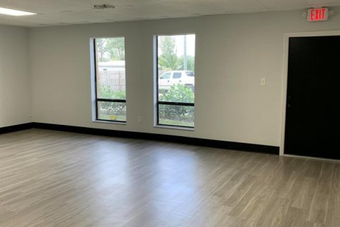 Commercial property in Lake Worth, Florida № 2176975 - photo 13