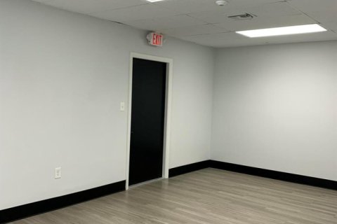 Commercial property in Lake Worth, Florida № 2176975 - photo 15