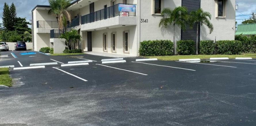 Commercial property in Lake Worth, Florida № 2176975