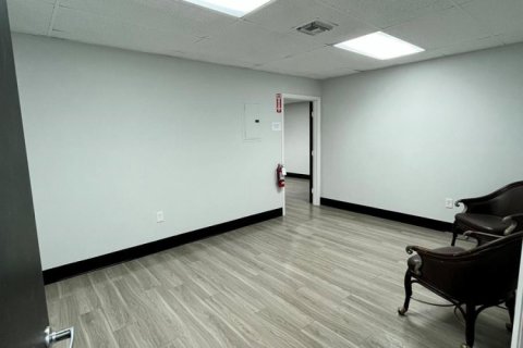 Commercial property in Lake Worth, Florida № 2176975 - photo 22