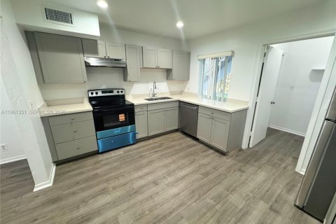 Casa en alquiler en Coral Springs, Florida, 3 dormitorios, 125.42 m2 № 2023234 - foto 2