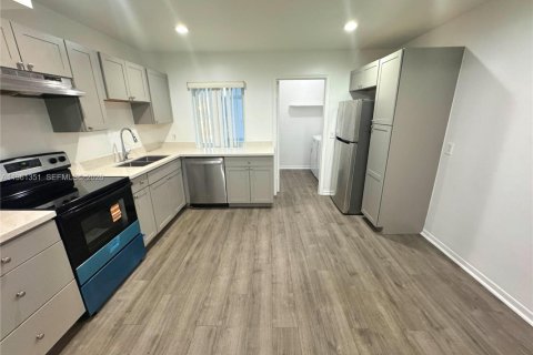 Casa en alquiler en Coral Springs, Florida, 3 dormitorios, 125.42 m2 № 2023234 - foto 3