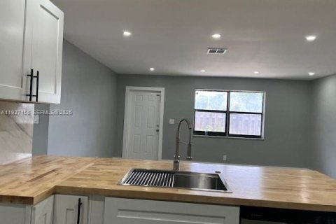 Villa ou maison à louer à Lauderhill, Floride: 2 chambres, 86.96 m2 № 1985995 - photo 11