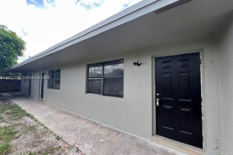 Villa ou maison à louer à Lauderhill, Floride: 2 chambres, 86.96 m2 № 1985995 - photo 1
