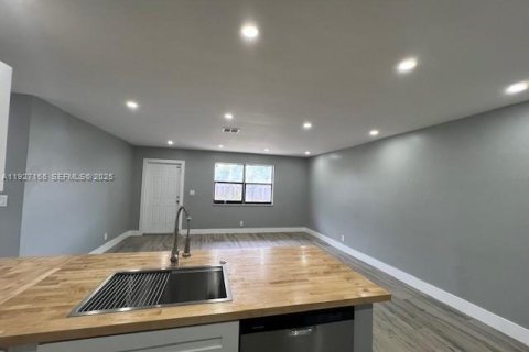 Villa ou maison à louer à Lauderhill, Floride: 2 chambres, 86.96 m2 № 1985995 - photo 12