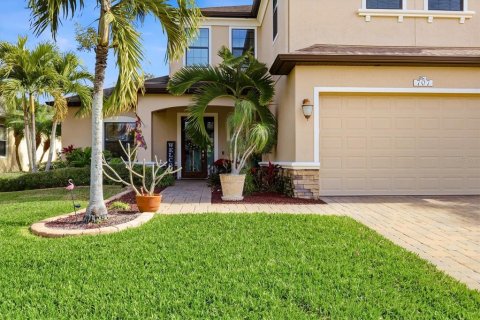 House in Bradenton, Florida 4 bedrooms, 355.82 sq.m. № 2221618 - photo 3