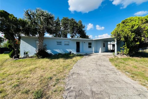 House in Port Charlotte, Florida 3 bedrooms, 124.86 sq.m. № 2100499