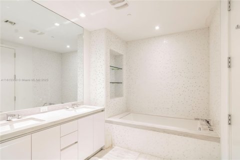 Condominio en venta en Sunny Isles Beach, Florida, 1 dormitorio, 104.52 m2 № 1938233 - foto 18