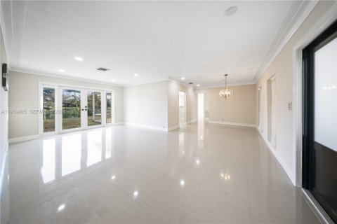 House in Miami, Florida 4 bedrooms, 176.05 sq.m. № 2031159 - photo 5
